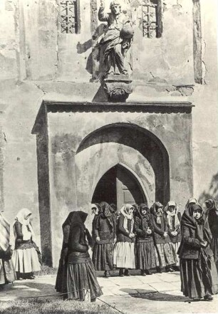 Kirchgangstracht aus Wittichenau : Kleidung - katholische Tracht. Ort: Kulow / Wittichenau. Katholische Kirchgangstracht.