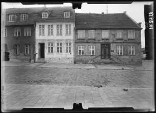 Greifswald, Johann-Sebastian-Bach-Straße 2/1. Wohnhäuser. Straßenfront