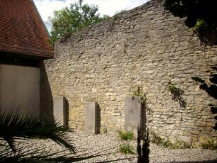Stadtbefestigung-Stadtmauer im Norden über Kirchhofseite-Wehrgang mit Steinbrüstung und hölzernem Laufgang im 18 Jh abgetragen