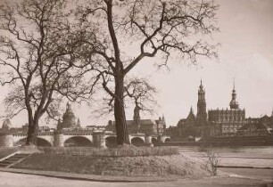 Dresden, Blick vom Neustädter Elbufer in Höhe des Japanischen Palais nach Südosten auf die Altstadt