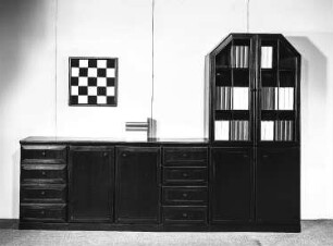 Anbaustrecke : Dresden-Hellerau. VEB Deutsche Werkstätten Hellerau. Hausmesse, 1986. Anbaustrecke. Holz, schwarz beschichtet (1986; VEB Deutsche Werkstätten Hellerau)