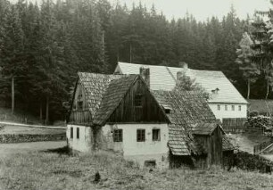 Sankt Joachimsthal (Jáchymov), Eliasschacht westlich des Ortes im Eliasbachtal, Kaue und Scheidebank gegen Huthaus