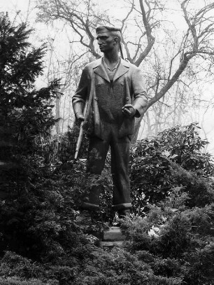 Skulptur "Roter Matrose" am Friedhof der Märzgefallenen von 1848 und von Opfern der Novemberrevolution von 1918; Berlin, Friedrichshain-Kreuzberg