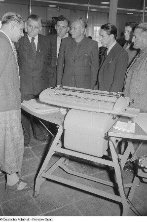 Besucher bei der Vorführung einer Büromaschine des VEB Mechanik Büromaschinenwerk Wanderer-Continental, Internationale Ausstellung für Buchgewerbe und Graphik (Bugra) 1953