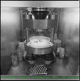 Materialtests an Brennstoffpresslingen im Plutonium-Karbidlabor am Institut für Material- und Festkörperforschung III (IMF III)