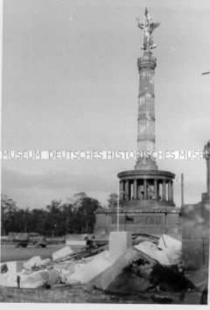 Die beschädigte Siegessäule mit Trümmern