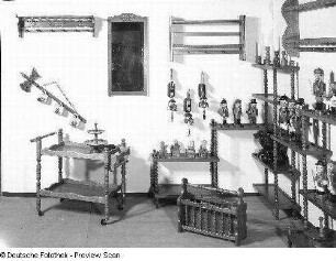 Zeitungsständer : Stand mit Wandborden, Zeitungsständer und anderen Kleinmöbeln aus Empfertshausen