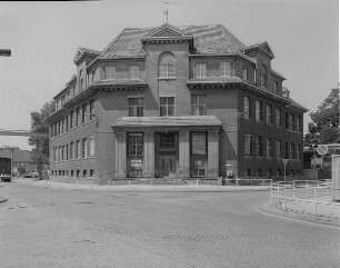 Gröditz. Verwaltungsgebäude (Grdöditzer Stahlwerke GmbH), Bahnhofstraße/Ecke Hauptstraße. Eckansicht