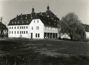 Blankenhain (Kreis Werdau). Schloss (1601/1800). Ansicht von Südwesten mit Orangerie