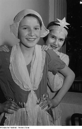 Zwei kostümierte Mädchen auf der Weihnachtsfeier der Pioniere der 28. und 40. Grundschule