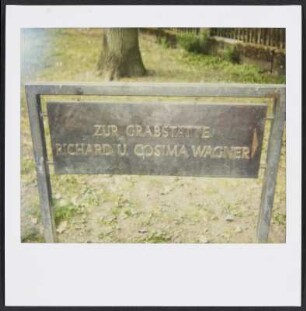 Wegweiser zum Grab Richard und Cosima Wagners am Rande des Bayreuther Hofgartens