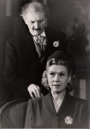 Die Schauspieler Fita Benkhoff (1901-1967) und Wily Maertens (1893-1967) während einer Aufführung des Schauspiels "Pygmalion" am Thalia-Theater Hamburg 1946