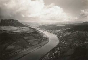 Sächsische Schweiz. Blick vom Königstein nach Südosten elbaufwärts. Links Lilienstein, rechts hinten Großer Winterberg