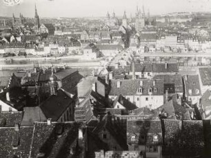 Würzburg. Altstadt zwischen Marktplatz, Domstraße und Rittergasse. Blick von der Festung Marienberg über den Main mit Alter Mainbrücke nach Nordosten