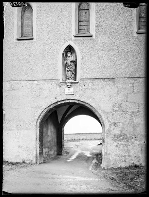 Benediktinerinnenabtei Nonnberg : Das innere Nonnbergtor im Norden der Benediktinerinnenabtei Nonnberg. Die Fenster oben gehören zur Johanneskapelle. Darunter eine Statue der heiligen Erentrudis, der Gründerin und ersten Äbtissin der Abtei
