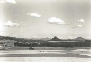 Reinhardtsdorf-Schöna. Ortsansicht. Blick vom Wolfsberg nach Osten gegen Zirkelstein und Rosenberg (Růžovský vrch)