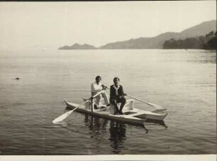 Italien. Ligurien. An der Küste der Italienischen Riviera. Doppelrumpfboote (Katamarane) werden von den Urlaubern zu einer Fahrt im Küstenbereich gern benutzt.