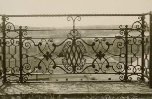 Schmiedeeisernes Gitter. 1725/1726. Diesbar-Seußlitz, Schloss Seußlitz, Heinrichsburg