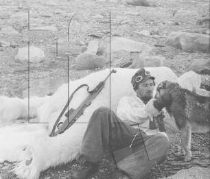 Duvefjord : Heinz Schneider mit erlegtem Eisbär