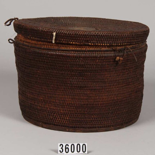 Basket with lid