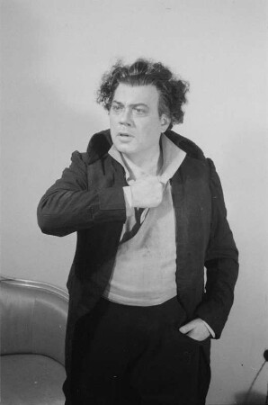 Szenenbilder aus der Oper "Dantons Tod" von Gottfried von Einem an der Deutschen Staatsoper Berlin: mit Hans Reinmar in der Titelrolle und Erich Witte als Robespierre, Elisabeth Grümmer u. a. : Soloaufnahme von Hans Reinmar als Danton
