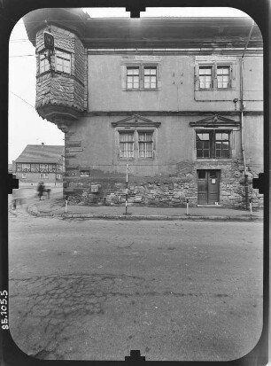 Marksuhl. Schloß (1587/1591, Ausbau 1613/1616 und 1741/1743). Hauptgebäude. Straßenfront mit Erker