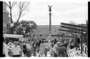 Kleinbildnegativ: Mehringplatz, Marktstände, 1976