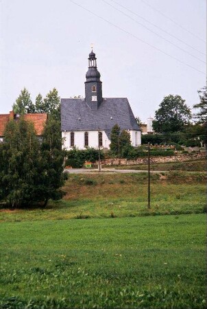 Blick über Wiese zur Dorfkirche (Südseite)