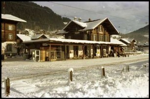 Saanen: Bahnhof im Schnee