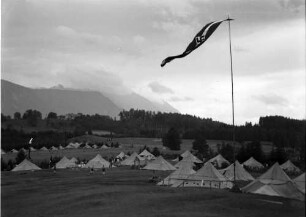 Murnau: Hochlandlager, Zelte von oben, Fahne und Berge