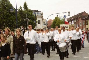 Kindervogelschießen: Umzug in der Hamburger Straße: Spielmannszug 'Alte Kameraden'