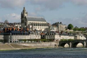 Frankreich. Centre. Loir et Cher. Blois. Stadtpanorama mit Kathedrale Saint Louis und Loire