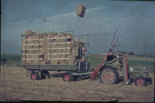 Fotografie: Erntetechnik, Zweiachsanhänger, Ballenkette, Ballenwurfgabel, Strohbergung