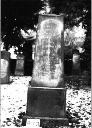 Grabstein 473 (Index: 100092311) Material: Granit Zustand: gut Maße HxBxT: 162x51x24 cm Beschreibung: doppelt aufgesockelte obeliskenartige Stele, Schriftfeld auf Stele: Grabstein 473