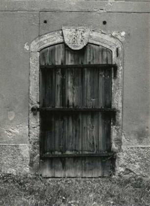 Radeburg-Bärwalde, Hauptstraße 31. Dreiseithof (ab 1800). Wohnstallhaus. Portal (bezeichnet 1815)