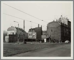 Straßenansicht mit Plakatwerbung zum Film Unter Feuer, Leipzig