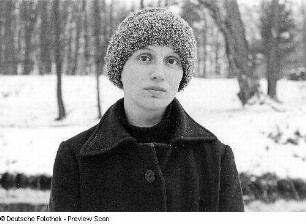 Portrait der Bildhauerin Thea Richter, aufgenommen in einem Park