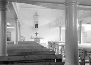 Freistett: Evangelische Kirche; vom Eingang zum Altar und zur Kanzel