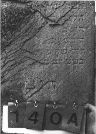 Grabstein 140 (Index: 99786134) Zustand: Vorderseite: Inschrift größtenteils abgeblättert Maße HxBxT: 96x55x12 cm: Grabstein 140A