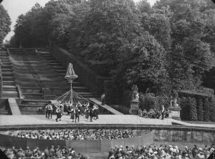 Barockgarten Großsedlitz, Parkfestspiele 1937 : Heidenau-Großsedlitz. Barockgarten. Parkfestpiele 1937 vor der Kaskade