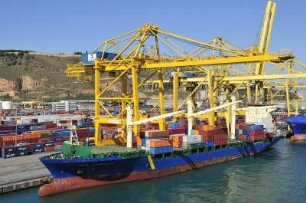 Barcelona - Beladung im Containerhafen : Ein Containerschiff wird im Hafen beladen. Aufgenommen am 16. Oktober 2009 in Barcelona