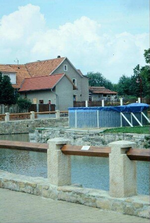 Burggraben des Edelhofes, dahinter Swimmingpool