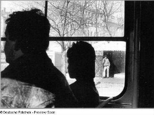 Dresden-Neustadt. Zwei Fahrgäste in einer Straßenbahn an der Haltestelle Rothenburger Straße