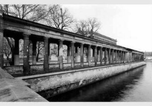 Blick von der Friedrichsbrücke zu den Kolonnaden auf der Museumsinsel