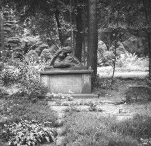 Grabmal der Familie Grafe (?) : Grabmal der Familie Grafe (?). Stein. um 1935. Dresden-Trachau, Heidefriedhof