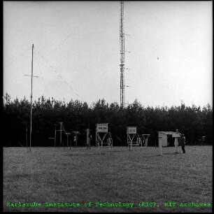 Meteorologenwiese mit verschiedenen Messinstrumenten der Abteilung Strahlenschutz und Dekontamination/Meteorologischer Dienst (ASD/Met.)