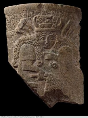 Fragment eines Steingefäßes mit der Darstellung der Göttin Nisaba
