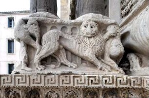 Abteikirche — Sockelrelief mit Löwen