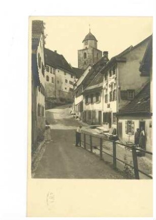 Straßenansicht in Haigerloch, im Hintergrund der Römerturm