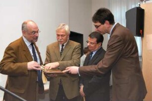 Übergabe von Büchern an Sächsisches Landesgymnasium Sankt Afra Meißen durch Dr. Thomas Bürger (SLUB) im Beisein von Staatssekretär Dr. Frank Schmidt (SMWK) und Schulleiter Dr. Werner Esser